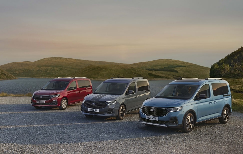 Kırmızı gri ve mavi Ford Tourneo Connect araçları birlikte park halinde