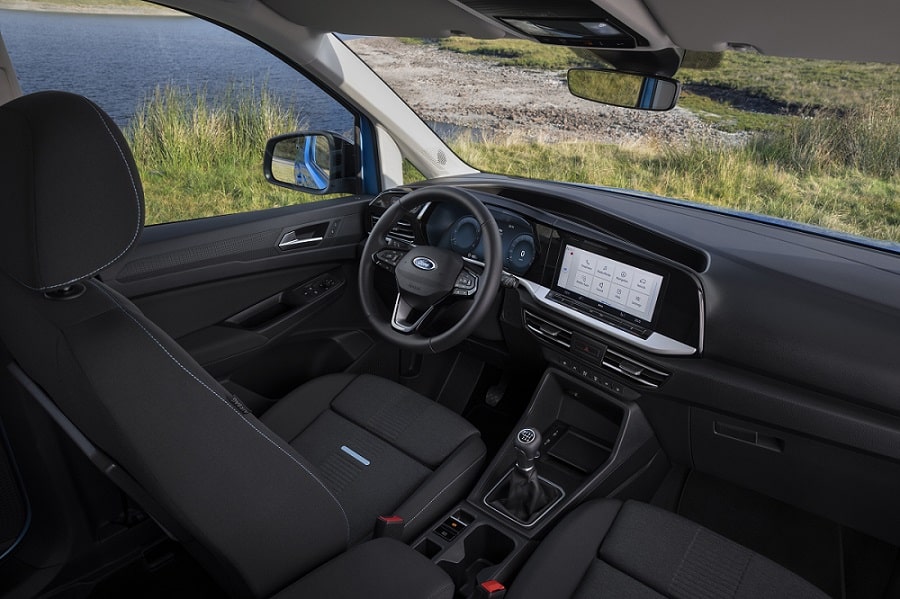 Ford Tourneo Connect kabininde direksiyon orta ekran ve manuel vites kolu