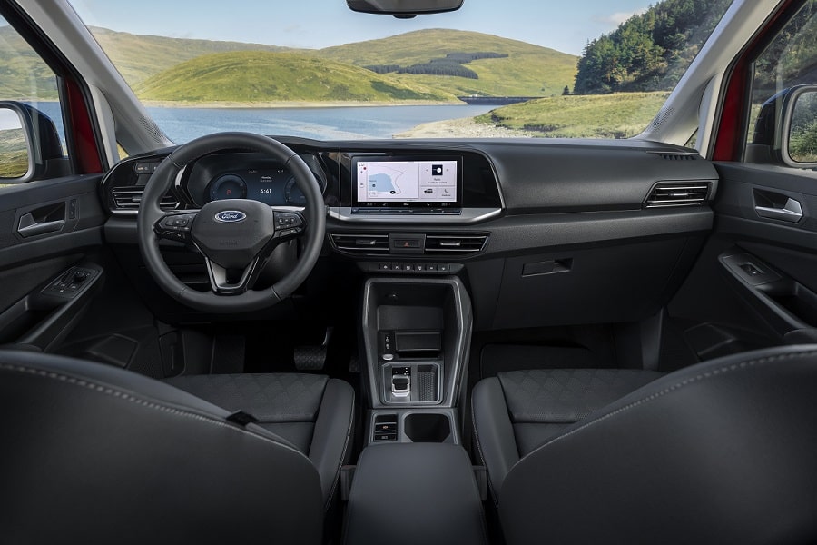 Ford Tourneo Connect ön konsolunda dijital gösterge ve multimedya ekranı