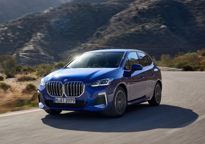 BMW 2 Serisi Active Tourer mavi gövdeyle yolda önden üç çeyrek görünüm