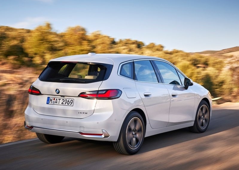 Beyaz BMW Active Tourer yolda arka bölüm görünümü