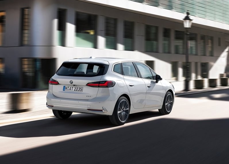 Beyaz BMW Active Tourer şehir içinde arkadan hareket halinde