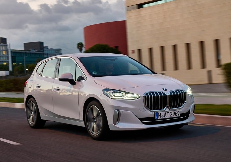 Beyaz BMW Active Tourer akşam ışığında ön yan görünüm