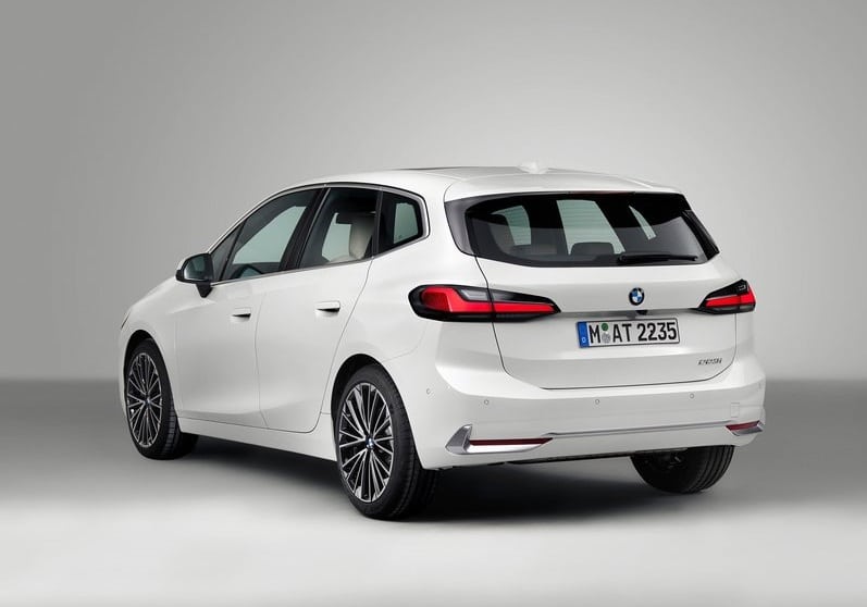 Beyaz BMW Active Tourer stüdyoda arka yan görünüm