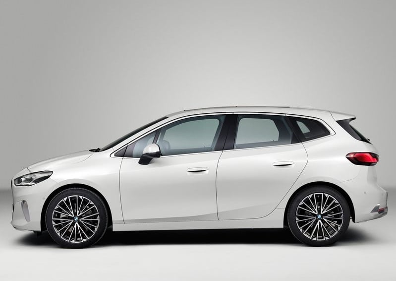 Beyaz BMW Active Tourer stüdyoda tam yan profil