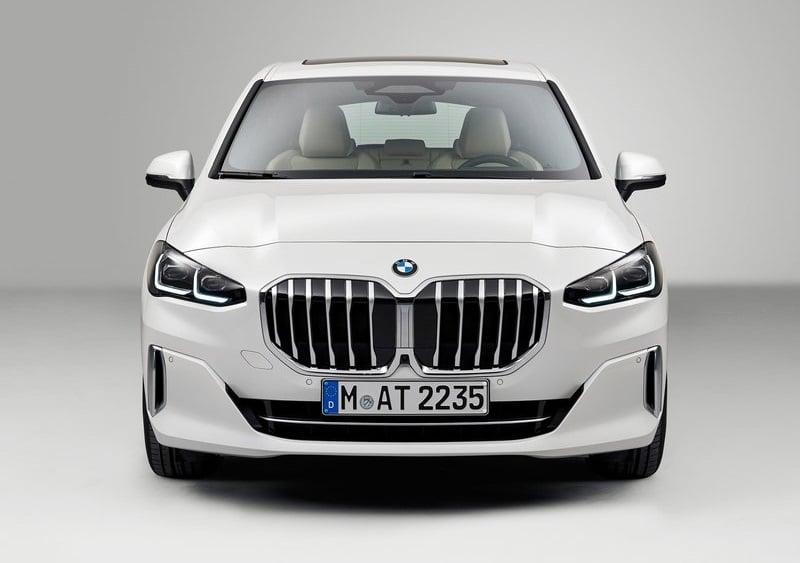 Beyaz BMW Active Tourer stüdyoda önden görünüm