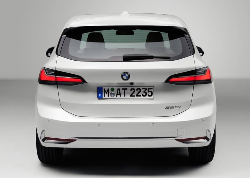 Beyaz BMW Active Tourer stüdyoda arkadan görünüm