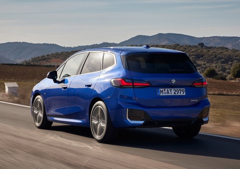 Mavi BMW Active Tourer yolda arkadan üç çeyrek görünüm