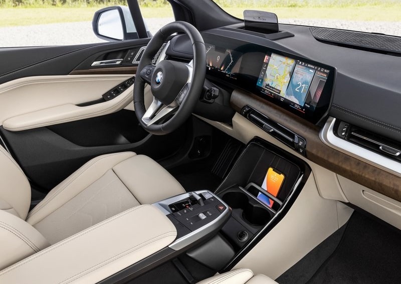 BMW Active Tourer açık renk kabin kokpit ve orta konsol görünümü