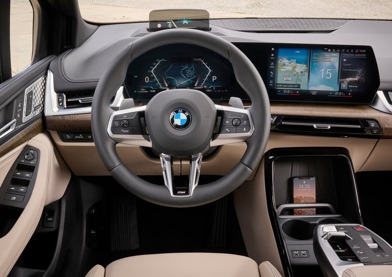 BMW Active Tourer direksiyon ve kavisli dijital ekran düzeni