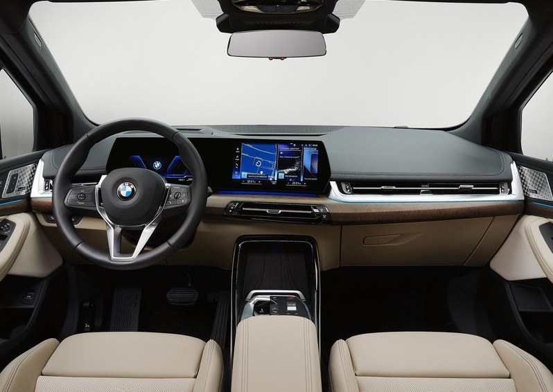 BMW Active Tourer ön kabin ve yatay gösterge paneli görünümü
