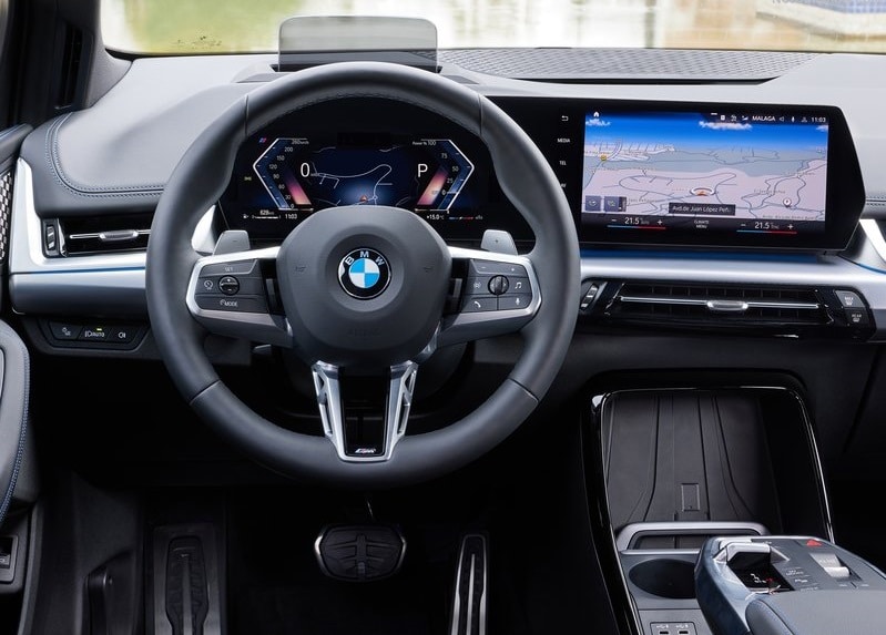 BMW Active Tourer sürücü bölümü gösterge ve navigasyon ekranları