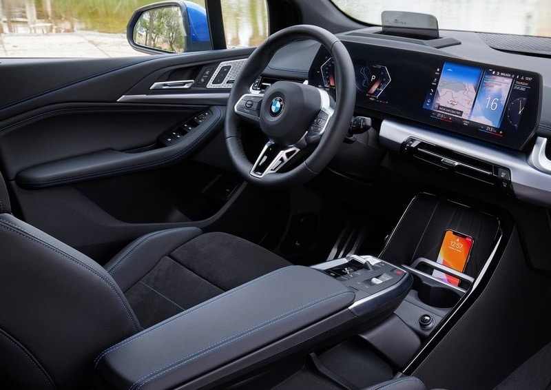 BMW Active Tourer koyu renk ön koltuklu kokpit görünümü