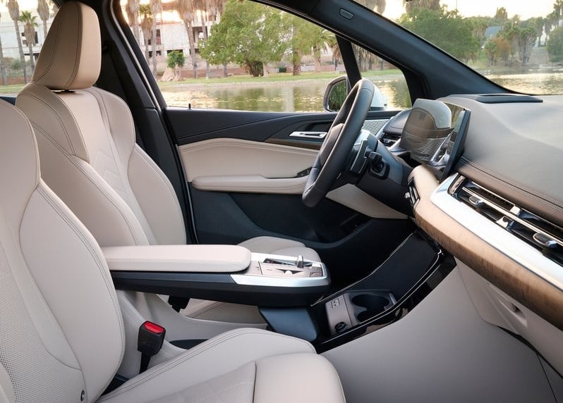 BMW Active Tourer açık renk ön koltuk ve orta konsol görünümü