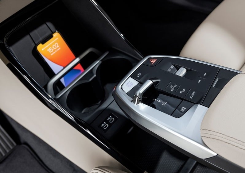 BMW Active Tourer orta konsol kumandaları ve telefon bölmesi