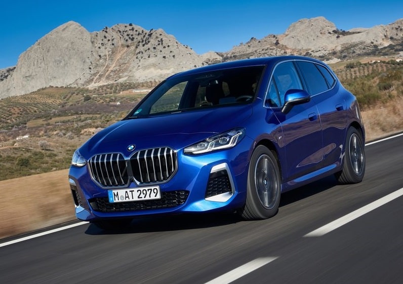 Mavi BMW Active Tourer dağ yolunda ön bölüm görünümü