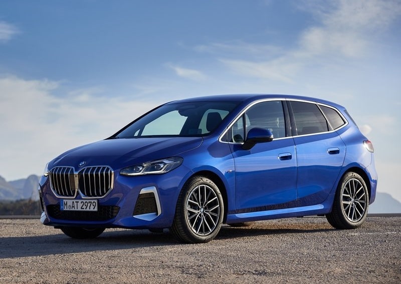 Mavi BMW Active Tourer sabit çekimde ön yan görünüm