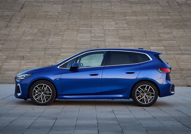 Mavi BMW Active Tourer tam yan profil görünümü