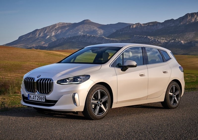 Beyaz BMW Active Tourer kırsal alanda önden üç çeyrek görünüm
