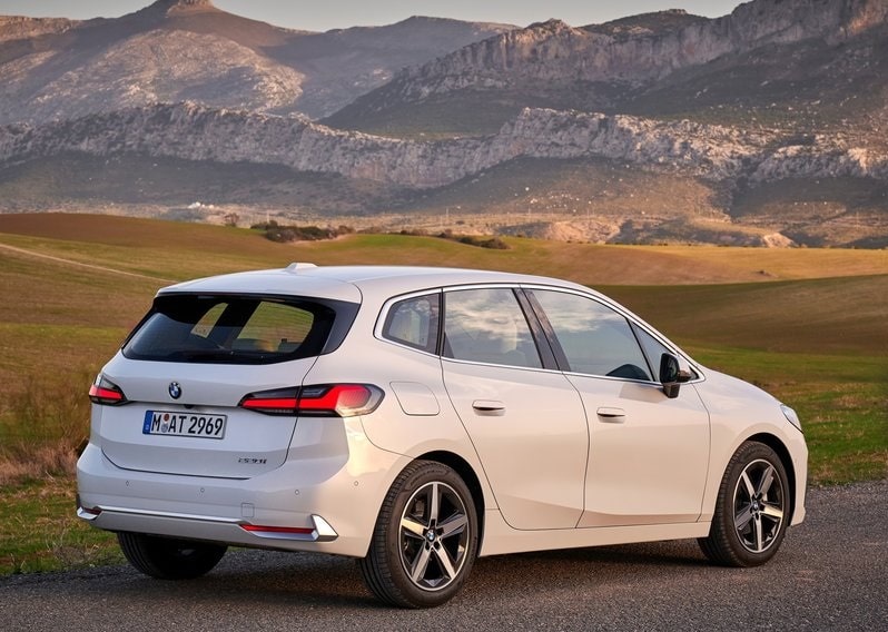 Beyaz BMW Active Tourer kırsal alanda arkadan üç çeyrek görünüm