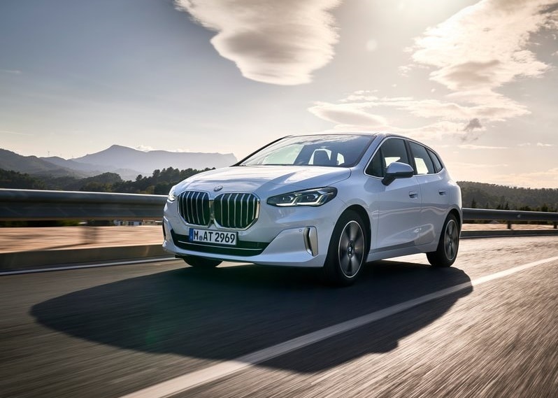 Beyaz BMW Active Tourer yolda ön bölüm görünümü