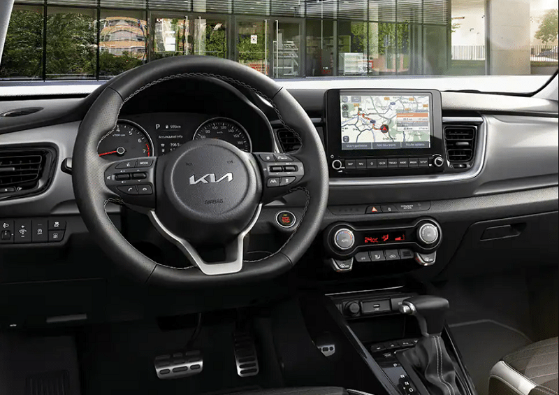 Kia Stonic direksiyon multimedya ekranı klima paneli ve vites konsolu