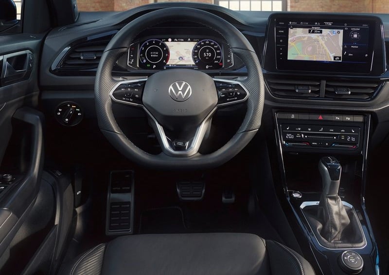 Volkswagen T-Roc direksiyon dijital gösterge ve orta ekran görünümü