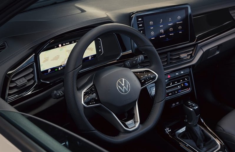 Volkswagen T-Roc sürücü kokpiti ve bilgi eğlence ekranı