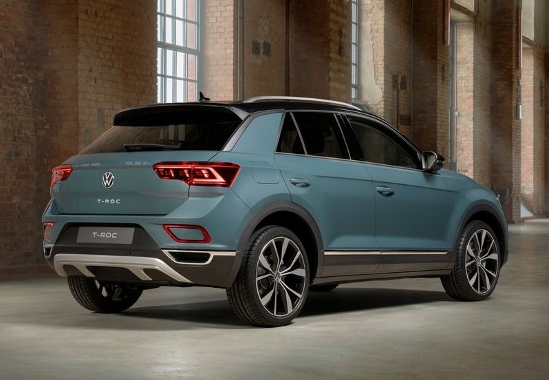 Mavi Volkswagen T-Roc arka çapraz gövde görünümü