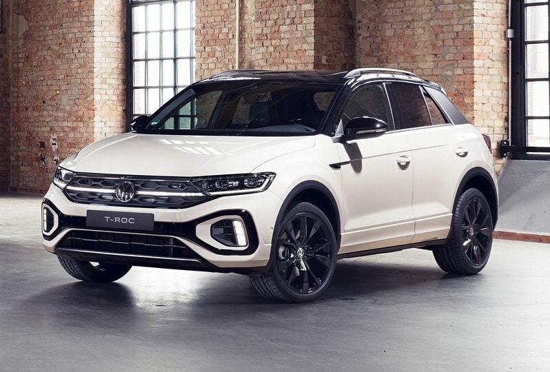 Beyaz Volkswagen T-Roc stüdyo ortamında ön ve yan görünüm