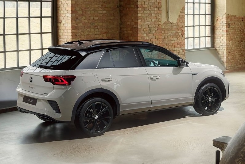 Beyaz Volkswagen T-Roc arka ve sağ yan gövde görünümü