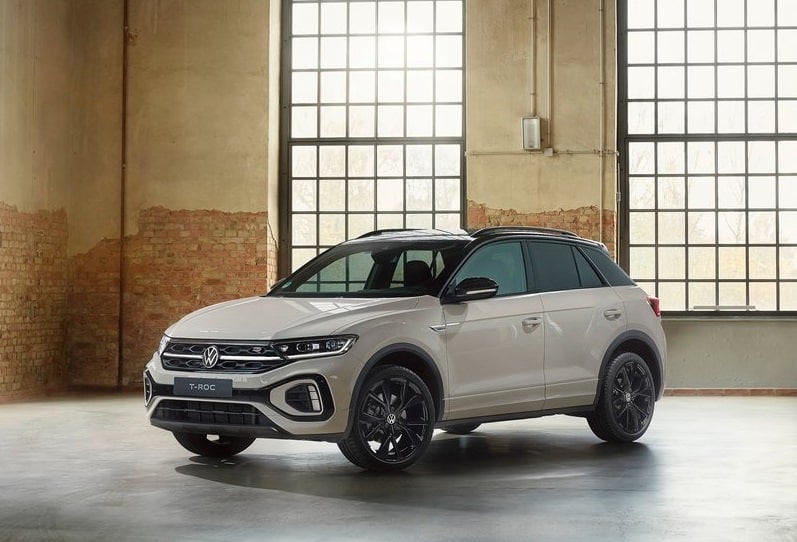 Beyaz Volkswagen T-Roc geniş kadraj stüdyo görünümü