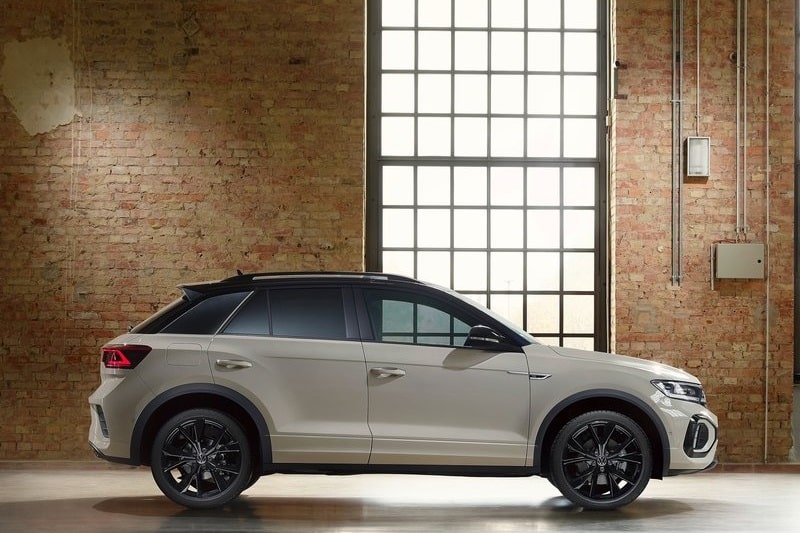 Beyaz Volkswagen T-Roc tam yan profil görünümü
