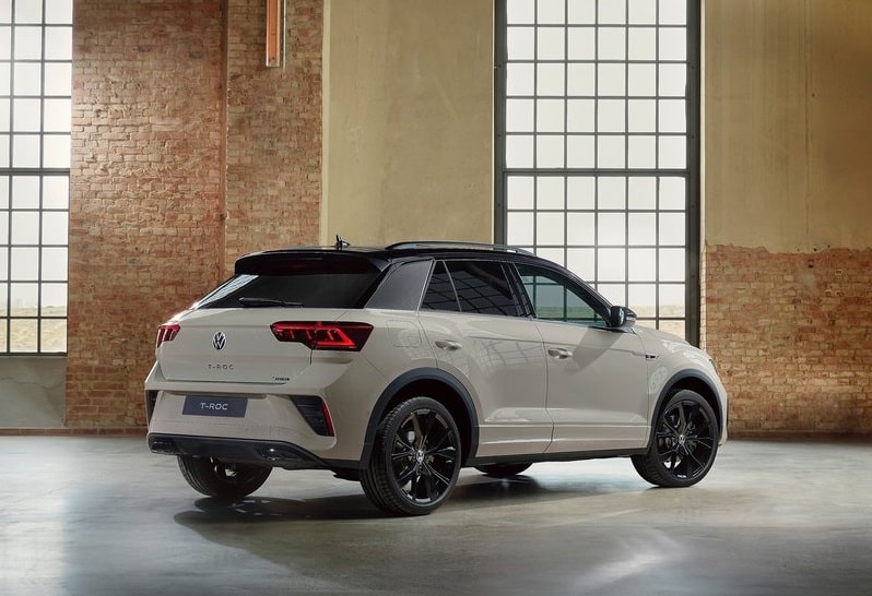 Beyaz Volkswagen T-Roc arka çapraz stüdyo görünümü