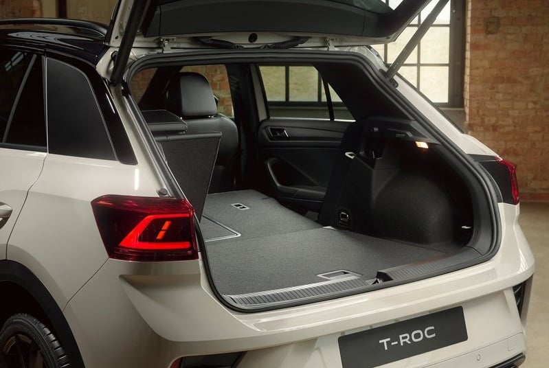 Volkswagen T-Roc açık bagaj ve katlanmış arka koltuk alanı
