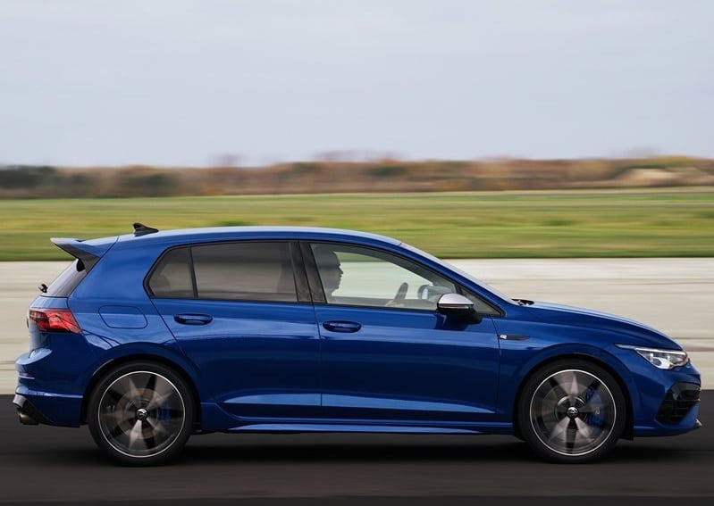 Hareket halindeki mavi Volkswagen Golf R yan profili