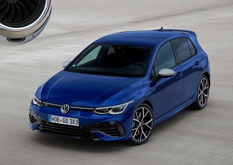 Uçak motoru yakınında mavi Volkswagen Golf R üstten ön görünümü