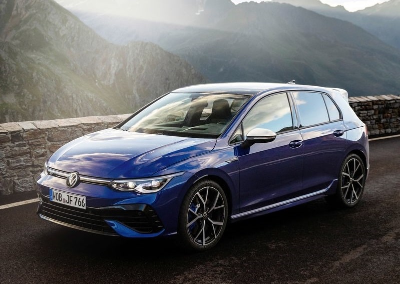 Dağ yolunda mavi Volkswagen Golf R ön üç çeyrek görünümü