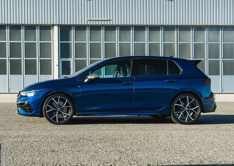 Endüstriyel bina önünde mavi Volkswagen Golf R yan profili