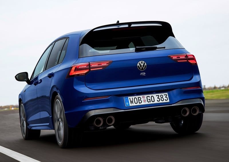 Hareket halindeki mavi Volkswagen Golf R arka görünümü ve dört egzoz çıkışı