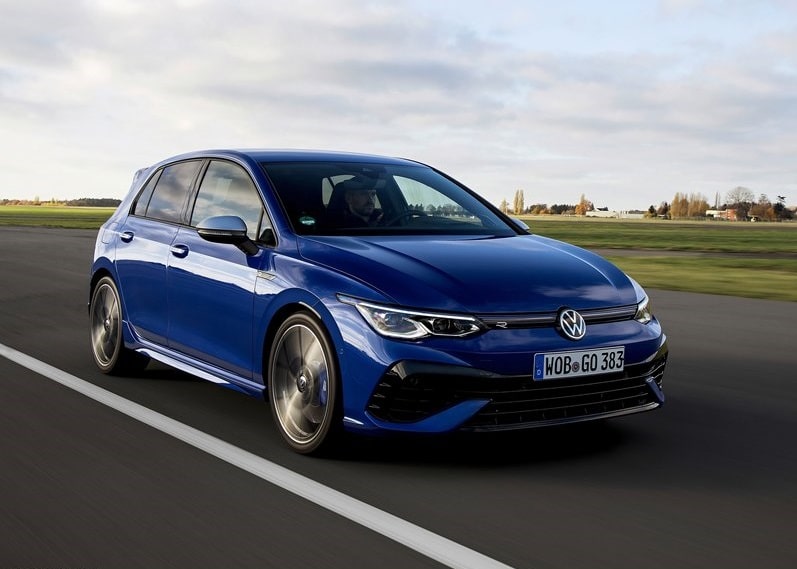 Pistte hareket eden mavi Volkswagen Golf R ön üç çeyrek görünümü