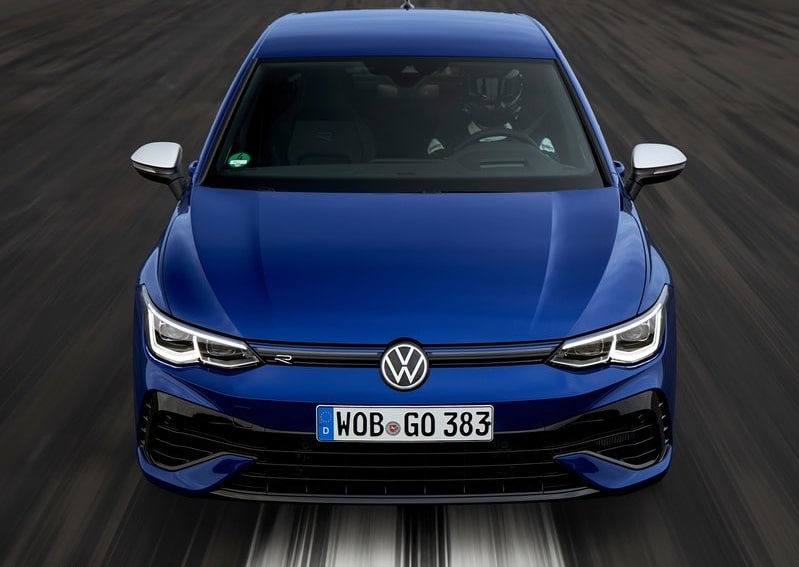 Yolda önden görülen mavi Volkswagen Golf R ve LED farlar
