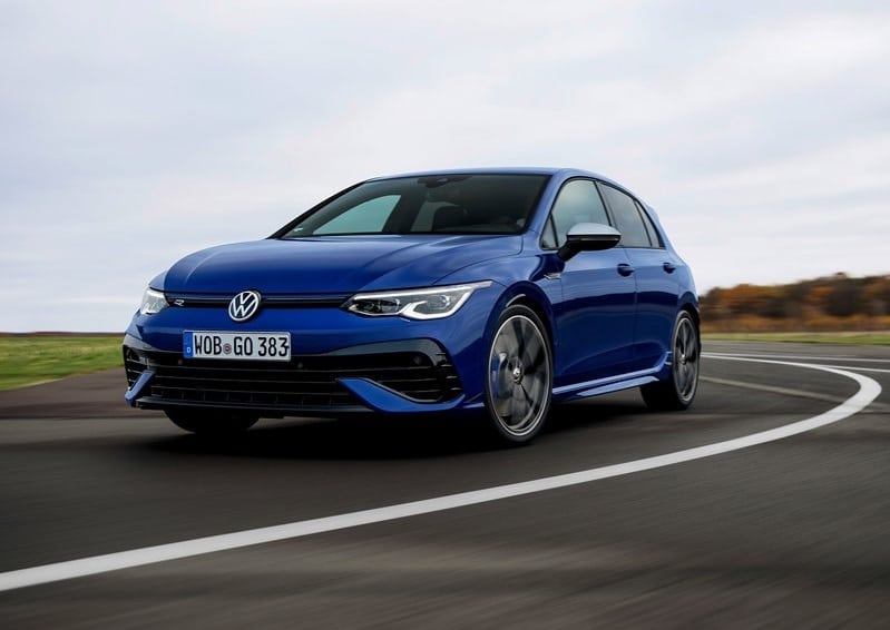 Virajda ilerleyen mavi Volkswagen Golf R ön üç çeyrek görünümü