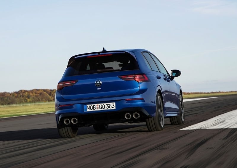 Pistte mavi Volkswagen Golf R arka üç çeyrek görünümü