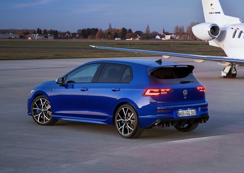 Uçak yanında mavi Volkswagen Golf R arka üç çeyrek görünümü