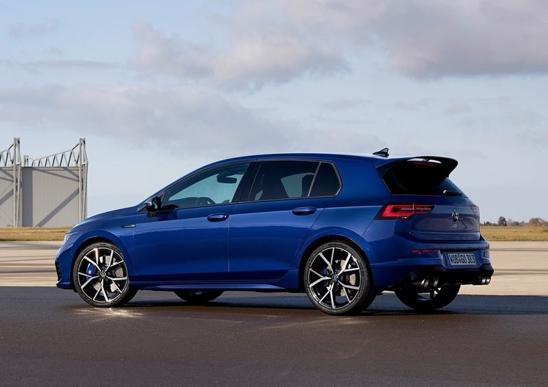 Pistte duran mavi Volkswagen Golf R yan ve arka görünümü