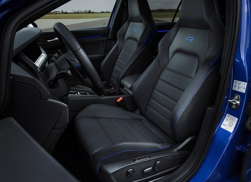 Volkswagen Golf R ön spor koltukları ve R logolu sırtlıklar