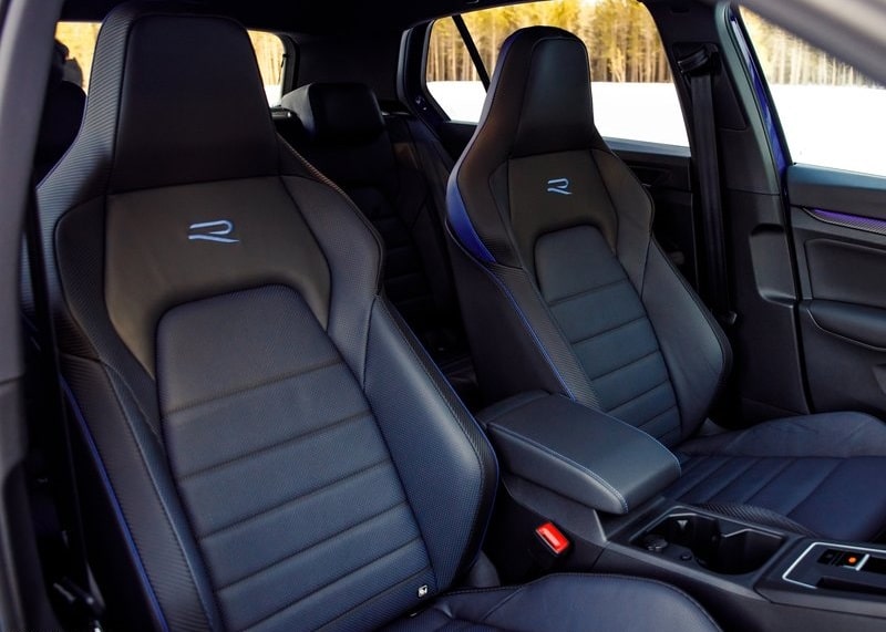 Volkswagen Golf R kabininde iki R logolu ön spor koltuk