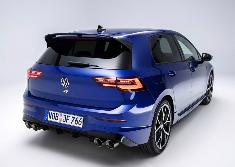 Mavi Volkswagen Golf R arka üç çeyrek görünümü ve dört egzoz çıkışı