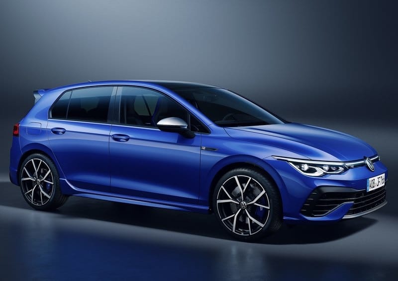 Koyu fonda mavi Volkswagen Golf R ön üç çeyrek görünümü